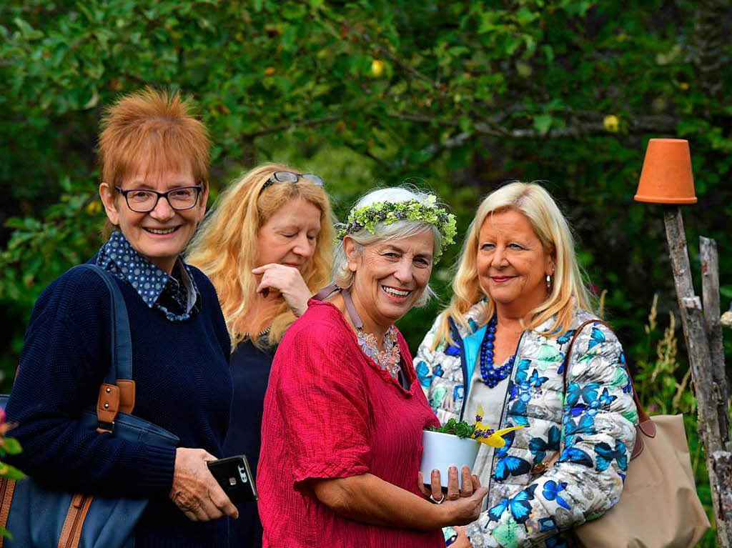 Gastgeberin Gerda "Flora" Jgler (Zweite von rechts) mit bestgelaunten Besucherinnen.