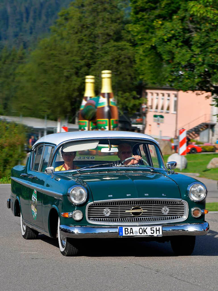 Die Teilnehmer des Startfelds der 4. Rothaus Schwarzwald Classic machten sich in Rothaus auf den Weg zur Oldtimer-Rallye.