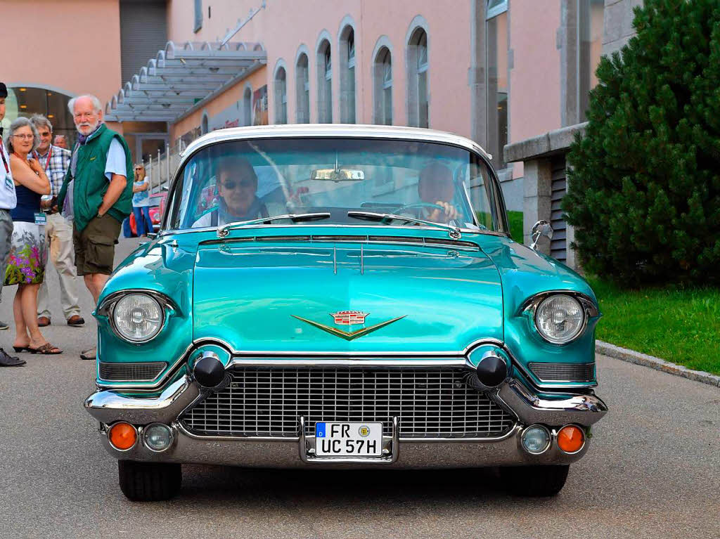 Die Teilnehmer des Startfelds der 4. Rothaus Schwarzwald Classic machten sich in Rothaus auf den Weg zur Oldtimer-Rallye.