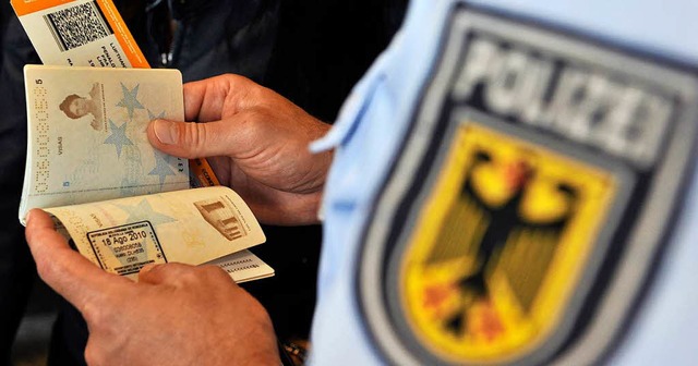 Die Bundespolizie stellte einen Mann m... Papieren in Rheinfelden (Symbolbild).  | Foto: dpa