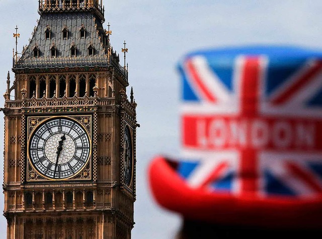 Ein Stadtfhrer neben dem Big Ben in London.   | Foto: afp