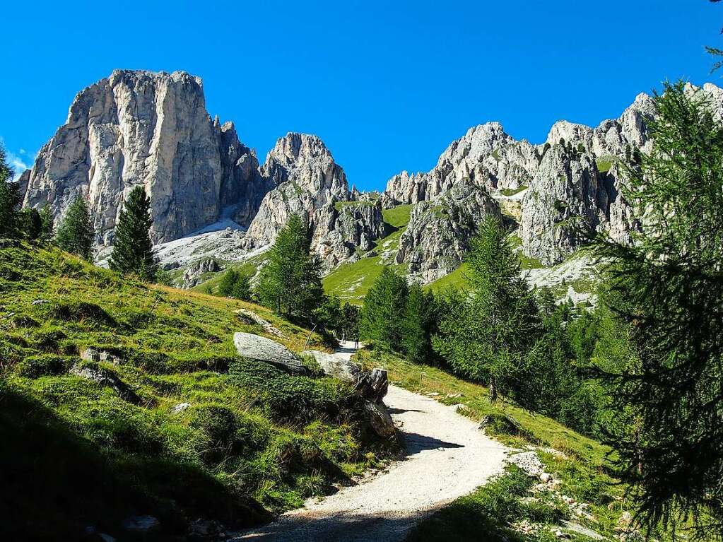 Landschaft: Abstieg vom Rosengartenmassiv ins Fassa-Tal/Sdtirol. Der linke Gipfel ist der Kesselkogel, mit 3.004 m  die hchste Erhebung des Rosengartens/Dolomiten.   Tilo Wiesbach aus Rheinfelden:  Olympus E-PL3, Blende 81/250 sec