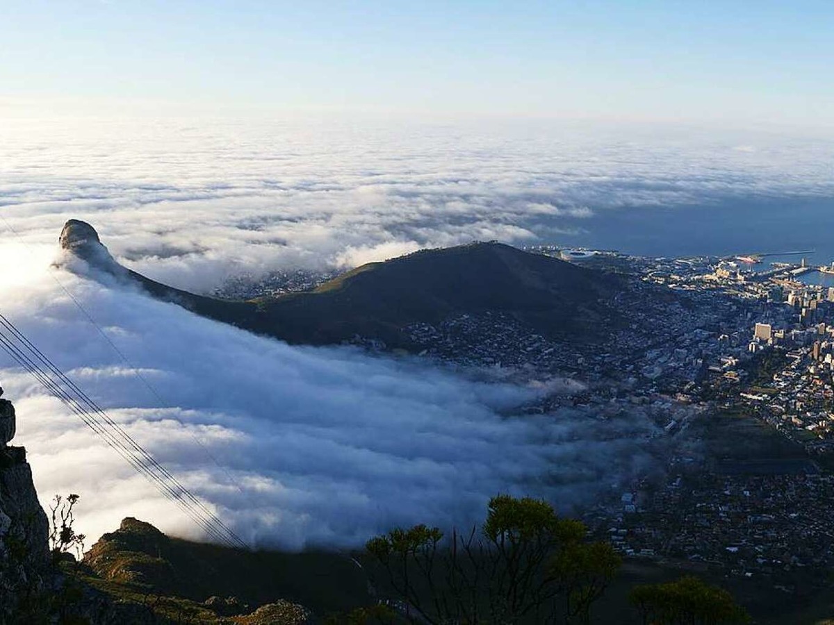 Landschaft: Panoramafoto vom Tafelberg in Kapstadt/Sdafrika auf der Kap-Halbinsel. An deren Sdende befindet sich das  Kap der Guten Hoffnung Der knapp 1.100 hohe Tafelberg wurde von Willi Hesse im April 2017 aufgenommen.