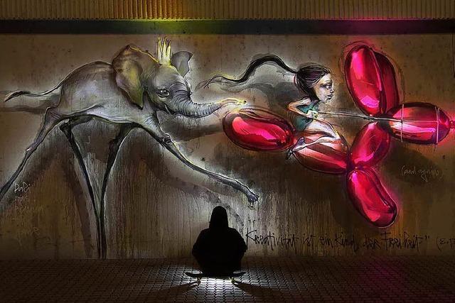 Sprayer bemalen am Samstag bei einem Graffiti-Event die Dreisam-Wall neu