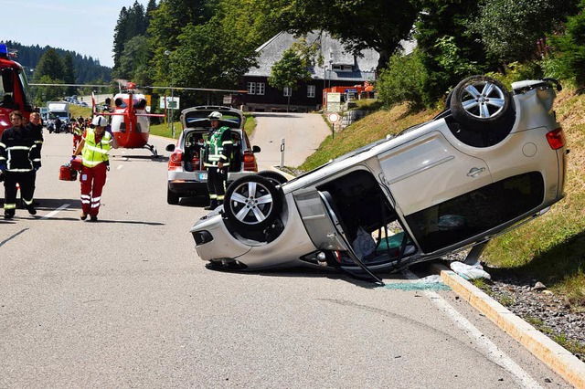 Dieses Auto landete auf dem Dach, die Insassen konnten sich selbst befreien.  | Foto: kamera24