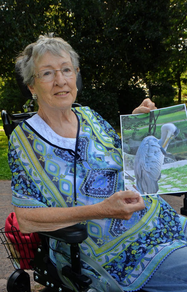 Inge-Doris Khn mit einem selbst geschossenen Foto von ihren geliebten Reihern.  | Foto: Walser