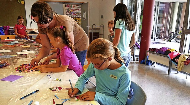 Bunte Lesezeichen bastelten die Kinder...nnenden Erzhlung besser wiederfinden.  | Foto: Katharina Droste