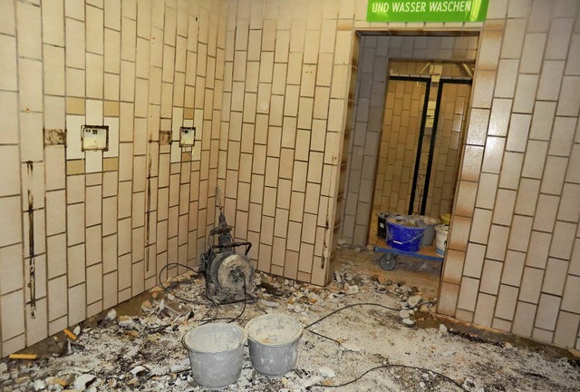 Sanierung der Duschen und Umkleiden de...mter Hallenbades laufen auf Hochtouren  | Foto: Gemeinde