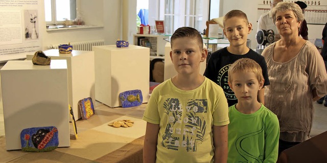 Drei der sechs beteiligten Kinder mit ...g  im Archologischen Museum in Riegel  | Foto: Helmut Hassler