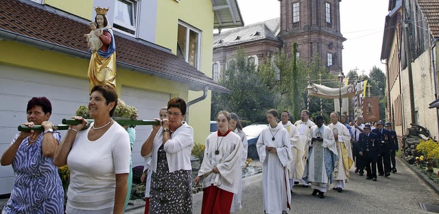 Frauen tragen die Marienstatue in der langen Prozession in Schuttern.   | Foto: Heidi Fssel