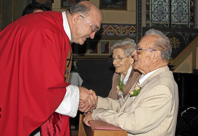 Pfarrer Stjepan Lukec segnete  Alfred ...rg ihre diamantene Hochzeit feierten.   | Foto: Herbert Trogus