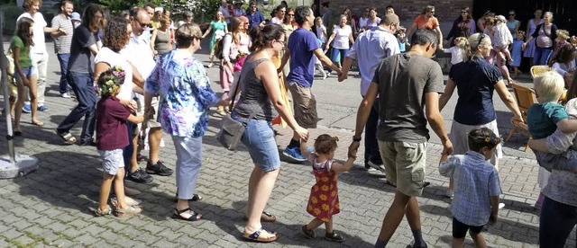 Tnze fr gro und klein gehrten zum Sommerfest im Waldorf-Kindergarten.  | Foto: Privat