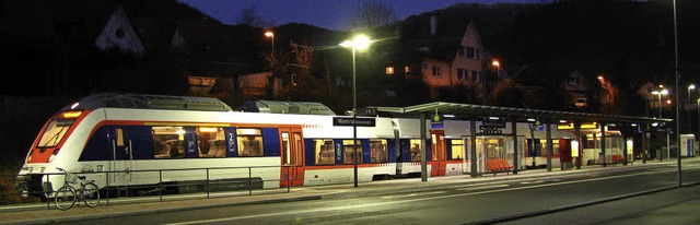 Der letzte Zug trifft kurz nach Mitter...r noch gnstigen Preis von sechs Euro.  | Foto: Manfred Lange