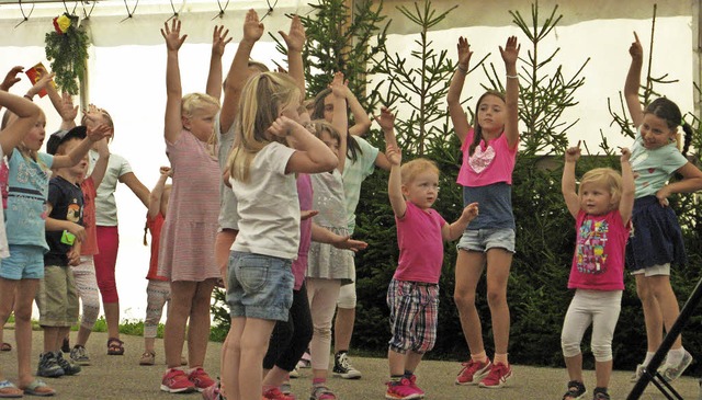 Beim Tanz  machten alle Kinder begeistert mit.   | Foto: Ulrike Spiegelhalter