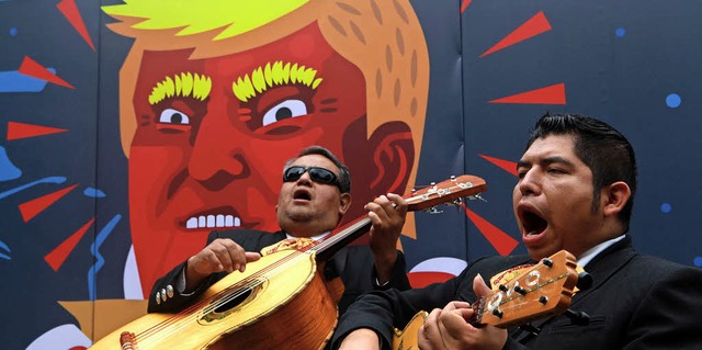 Protestsongs in Mexiko City:  Gitarris...rland  fortwhrend verbal attackierte.  | Foto: dpa