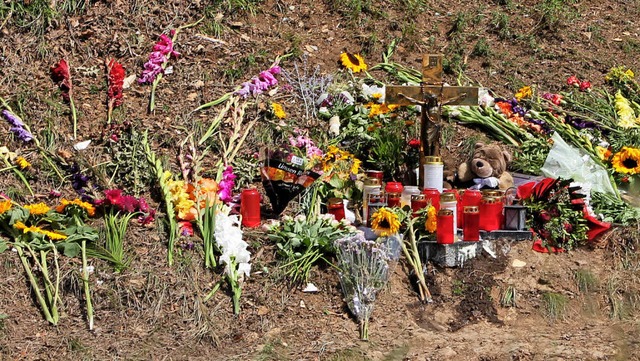 Hier starben am Freitag  fnf Menschen...Kerzen an der Unfallstelle bei Nagold.  | Foto: dpa