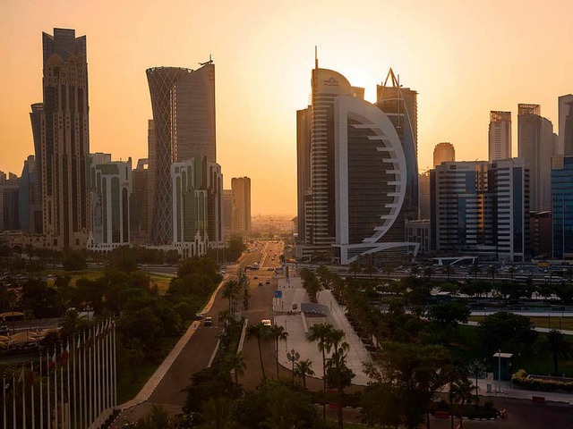 Katars Hauptstadt Doha im Sonnenuntergang  | Foto: dpa