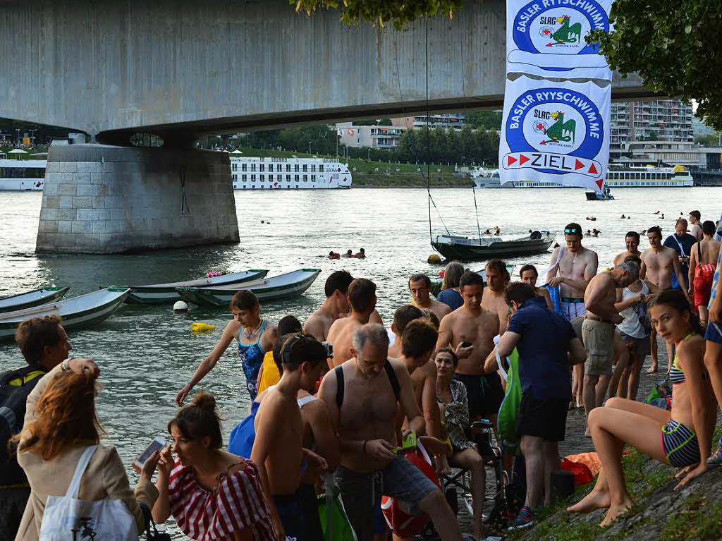 Tausende Teilnehmer gingen beim Basler Rheinschwimmen ins Wasser.