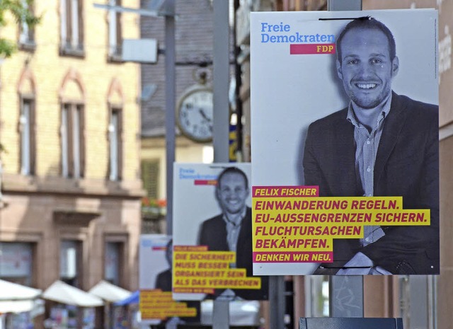 Fleiig, fleiig: Die Freien Demokrate...strae  bereits heftig am Plakatieren.  | Foto: Konstantin Grlich