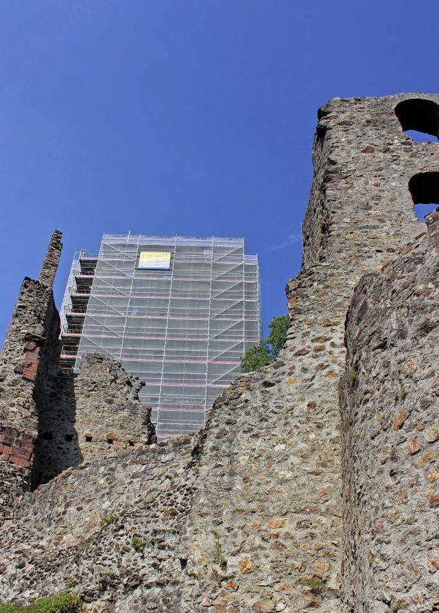 Blick vom Burgweg auf Auenmauer und Burgfried   | Foto: Bernd Fackler