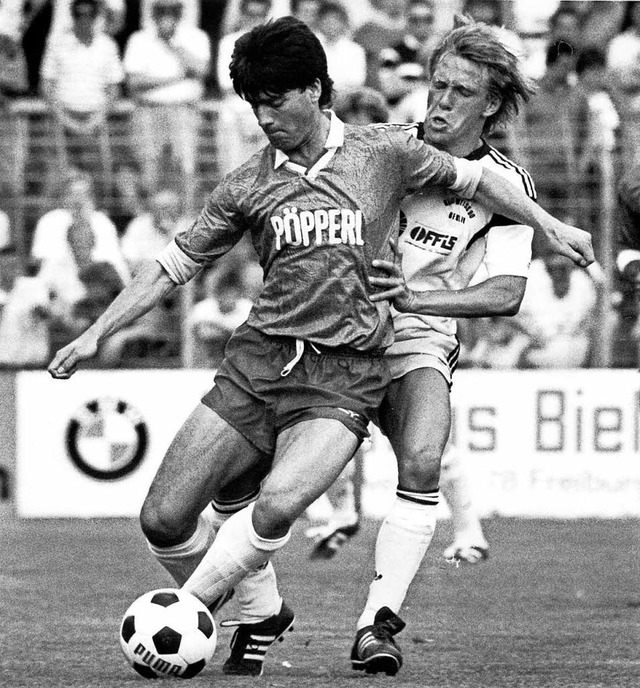 Freiburgs Abwehrspieler Joachim Lw (l...au-Wei-Strmer Thorsten Schlumberger.  | Foto: Rolf Haid
