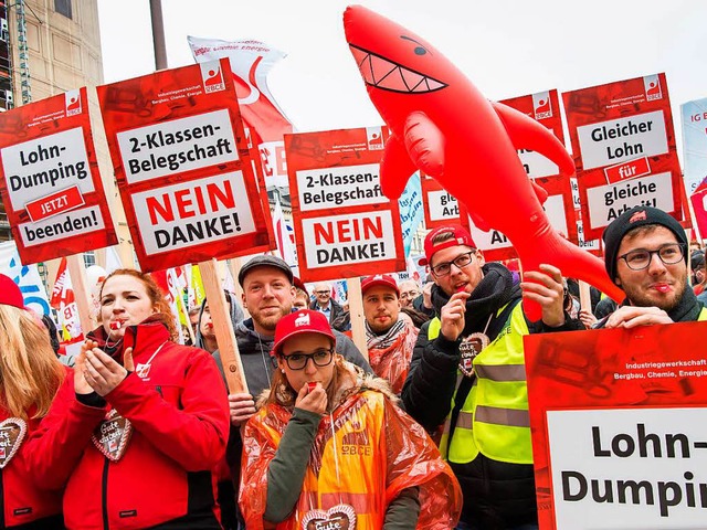 Mit roten Plakaten und rotem Haifisch ...e &#8211; DGB-Protest 2016 in Mnchen   | Foto: dpa