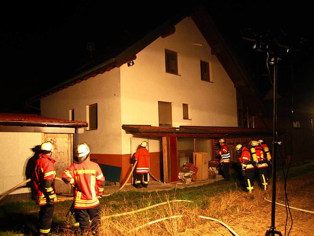 Die Egringer Feuerwehrleute konnten de... im Heizraum des Hauses rasch lschen.  | Foto: Ulrich Senf