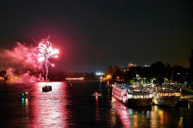 Großes Feuerwerk über dem Rhein beim Breisacher Weinfest