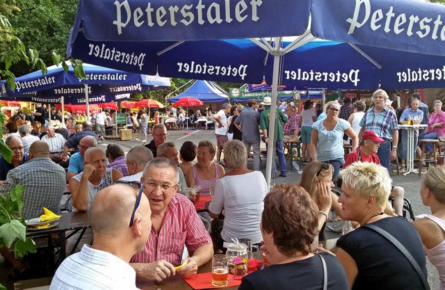 Geselligkeit ist Trumpf  beim Stadtteilfest in Langenwinkel.   | Foto: beschorner