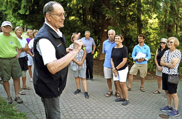 Nein, die Mammutbume im Kurpark von B...er Fhrung einer US-Reisegruppe klar.   | Foto: Silke Hartenstein