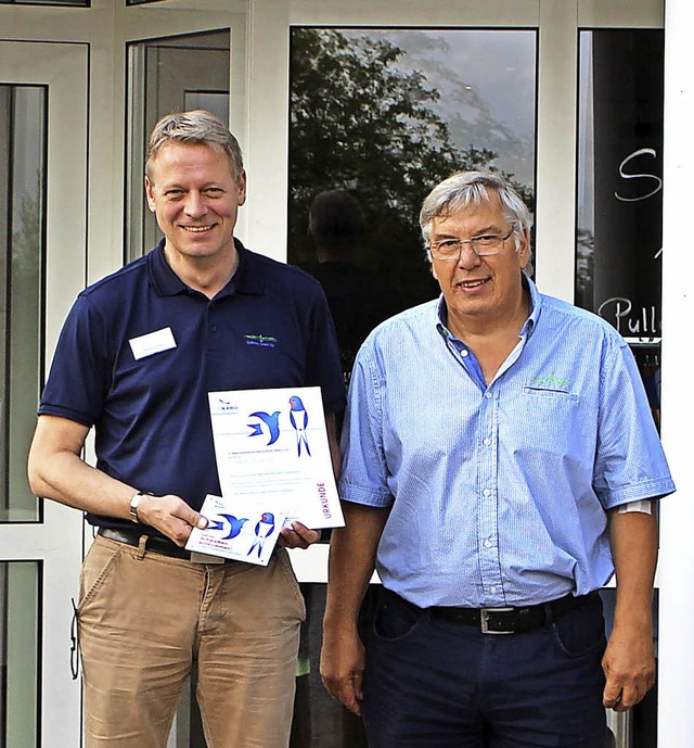 Rudi Apel (rechts) bergibt Markus Ebl...e Alp, Plakette und Urkunde des NABU.   | Foto: Golfclub Obere Alp