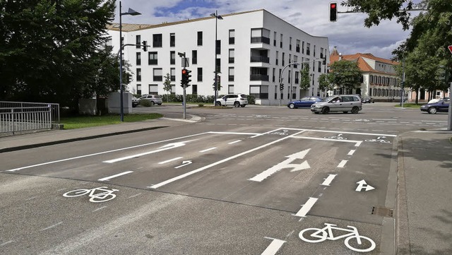 Neue Abbiegespuren  in der Max-Planck-...e weisen Radfahrern den richtigen Weg.  | Foto: Stadt