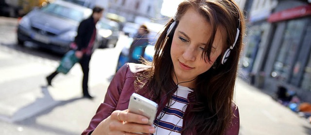 Werden immer beliebter: Audioguides auf dem Smartphone   | Foto: dpa