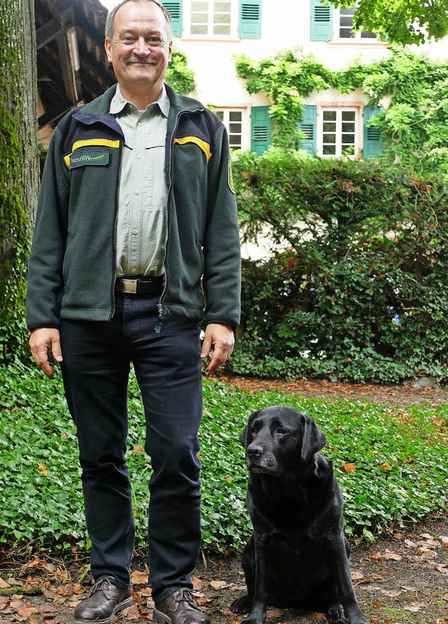 Der neue Forstbezirksleiter Bernhard S...hrigen Labrador &#8222;Kayleigh&#8220;  | Foto: Markus Maier