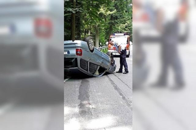 Auto rutscht 40 Meter auf dem Dach