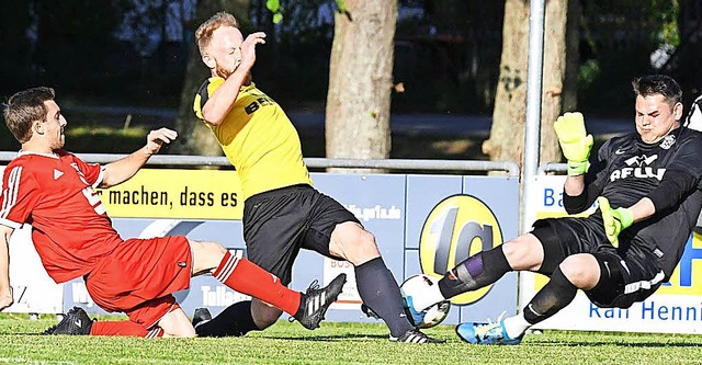 <BZ-FotoAnlauf>Landesliga:</BZ-FotoAnl...er) grtschen  wieder gegen den Ball.   | Foto: Keller