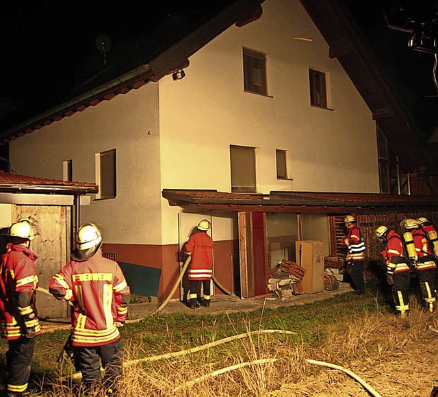 Rund 50 Feuerwehrleute wurden am Donne...lheizung einen Schwelbrand ausgelst.   | Foto: Ulrich Senf