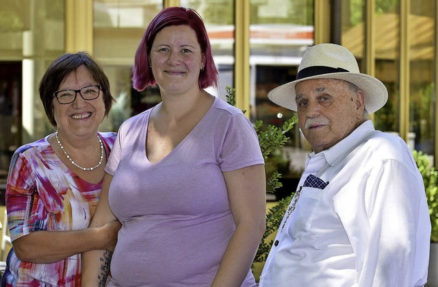 Sarah Moos (Mitte) mit Rita und Baldur Bernhard   | Foto: Thomas Kunz