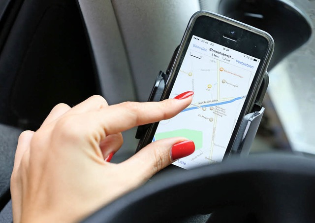 Luft eine App ber ein Handy, darf de...r Fahrt  nur in der Halterung nutzen.   | Foto: Bodo Marks/dpa