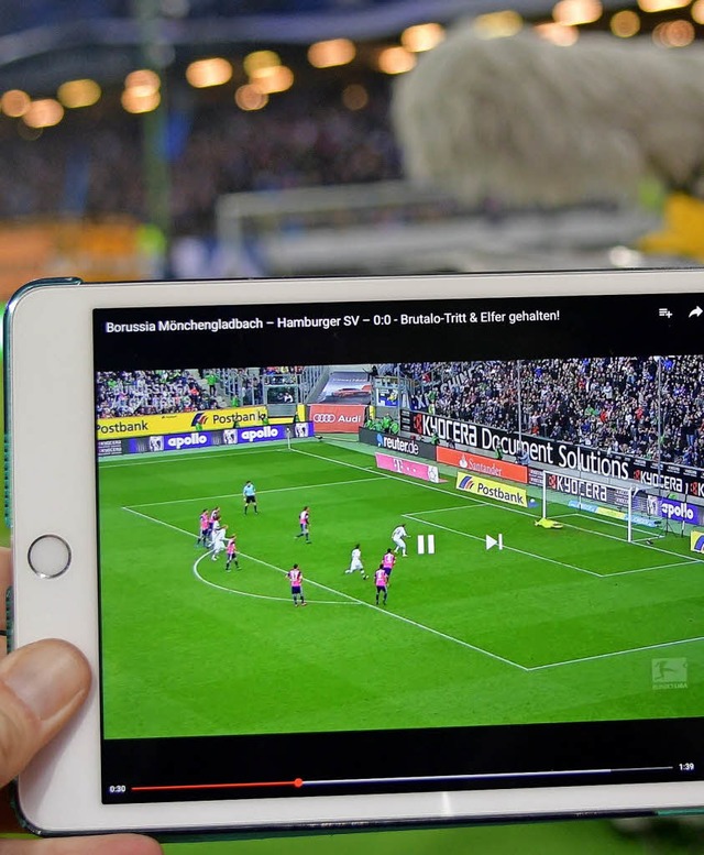 Fuball live auf dem Smartphone: Per App kein Problem mehr  | Foto: dpa