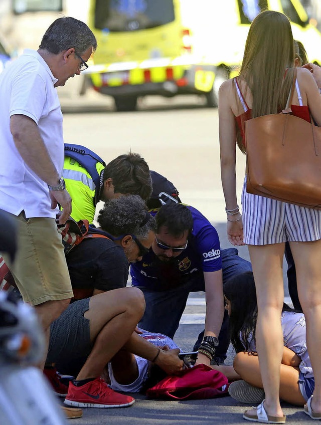 Helfer kmmern sich nach dem Anschlag  um eine Verletzte.    | Foto: dpa