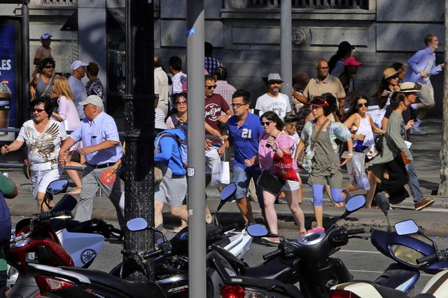 Fliehende Passanten  in der Innenstadt von Barcelona  | Foto: dpa