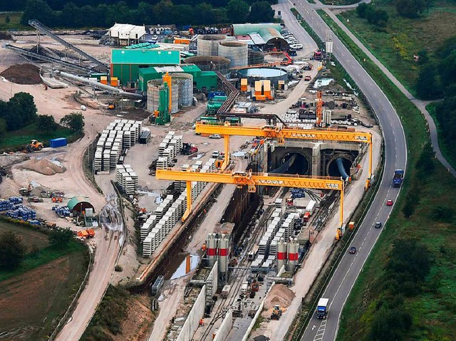 Die Tunnelbaustelle in  Rastatt, an de...ve. Die Sperrung wirkt bis nach Lahr.   | Foto: dpa