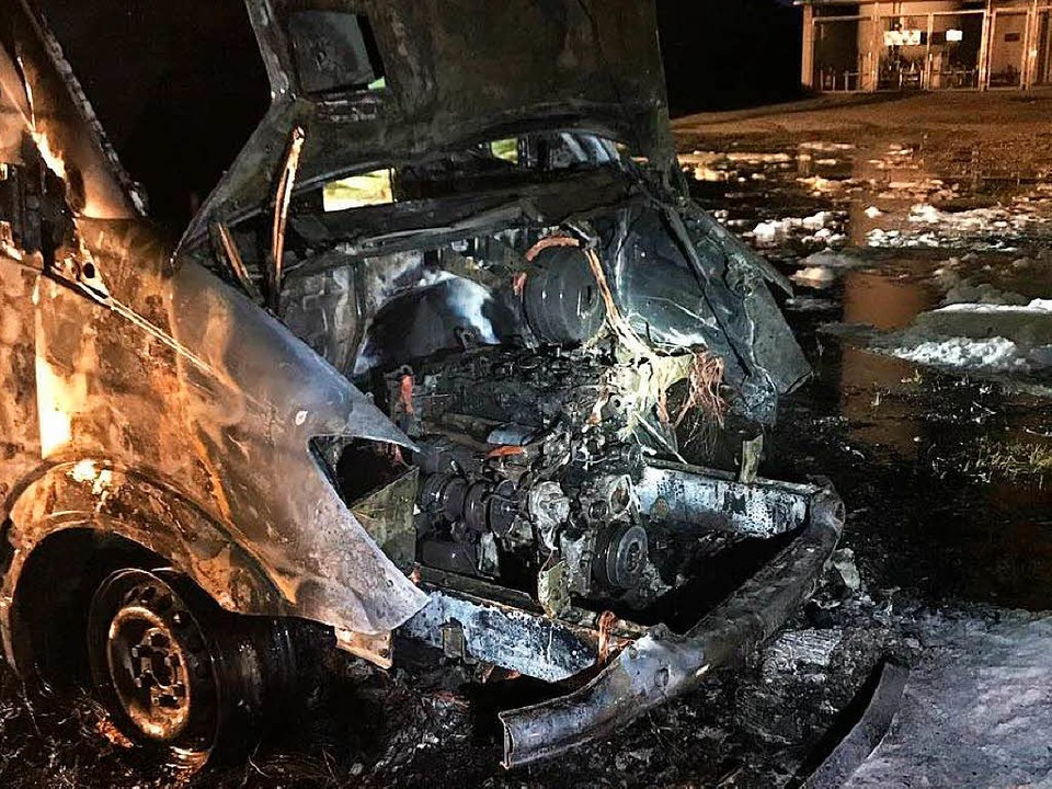 Feuerwehr lscht Autobrand auf Betriebsgelnde der Firma Vivisol.  | Foto: Feuerwehr