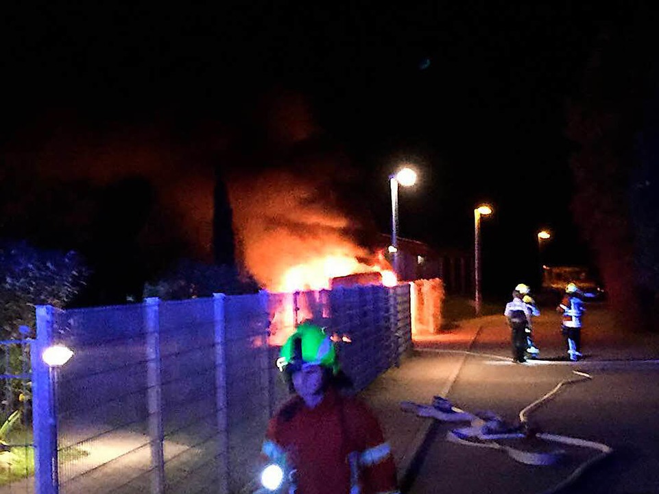 Das Auto stand in Flammen als die Feuerwehr anrckte.  | Foto: Feuerwehr