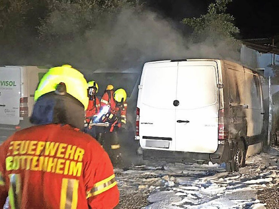Die Feuerwehr konnte ein bergreifen d...mmen auf benachbarte Autos verhindern.  | Foto: Feuerwehr