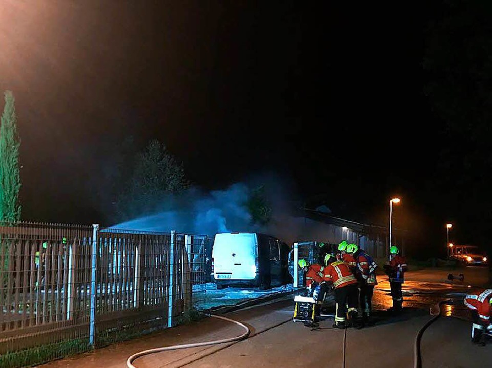 Feuerwehr lscht den Brand auf dem Betriebsgelnde der Firma Vivisol.  | Foto: Feuerwehr