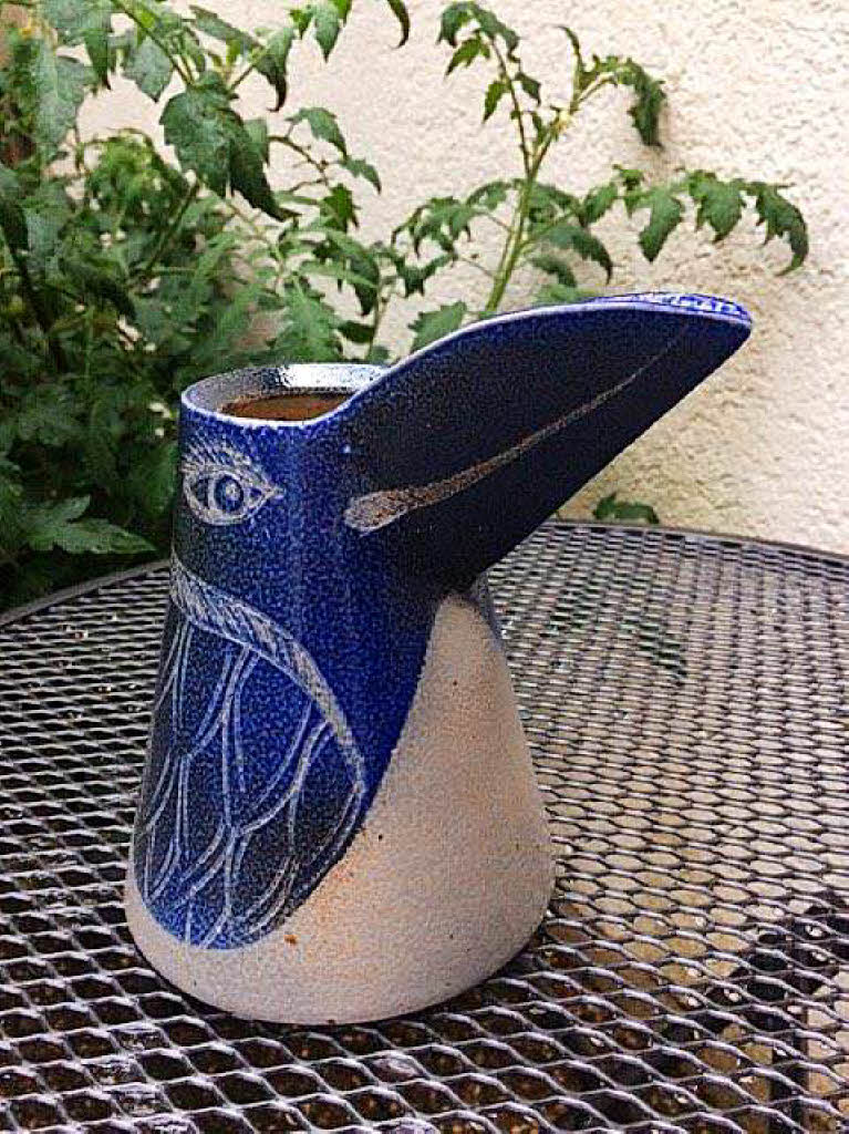 Christa Ulrich: Vase mit Vogelmotiv.