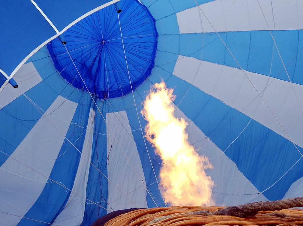 Inge Wenk: Eine Ballonfahrt am 25. Oktober 2014 an einem frhen Morgen in Mllheim. Man sagt, der Ballon „wird mit Feuer geweckt“.