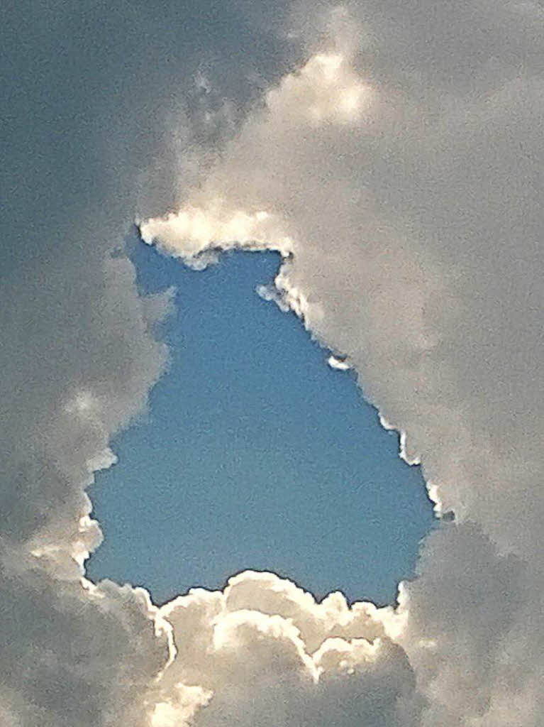 Nathalie Scherr: Blick durch die Wolken, aufgenommen zwischen Genf und Annecy.